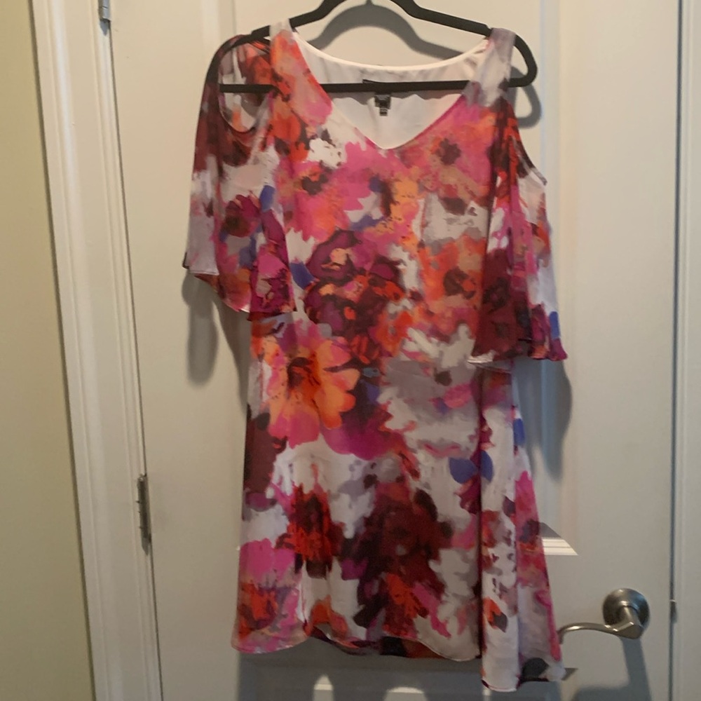Gorgeous Maggy London floral open shoulder with cape like sleeves/ back